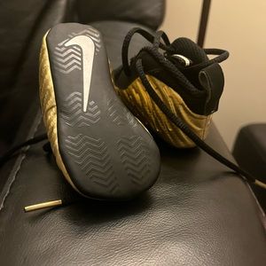 Hold /Black infant foamposites